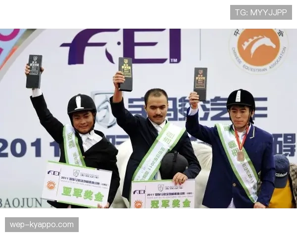 谌利军随手一张合照，就把我们这些月光族羞得无地自容